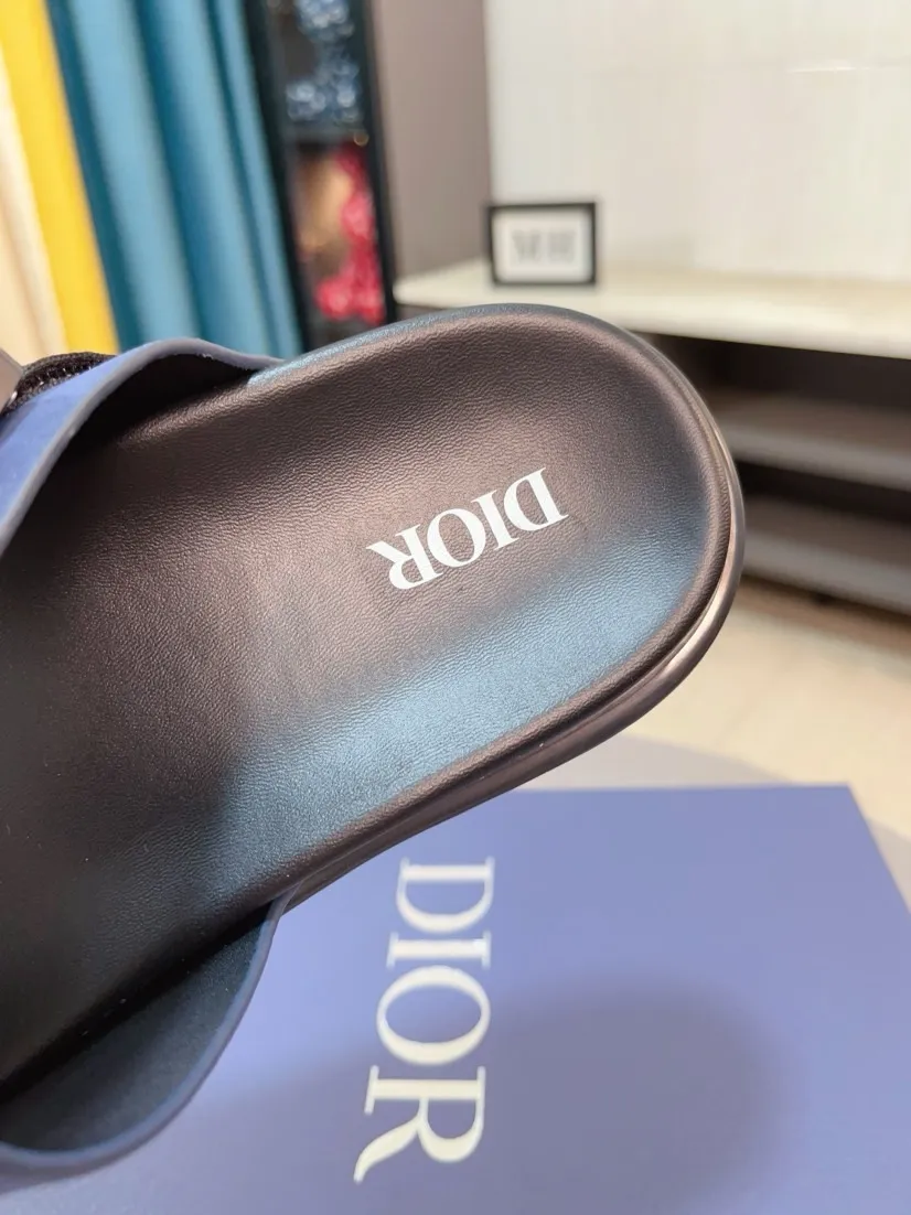Men's Men's Shoes 💰320🌸🌸Dior Aqua Men's Sandals Slippers. Showcasing Dior haute couture design. The Dior gray suede strap is accented with an aluminum Dior buckle for added style. Paired with a comfortable tonal notch sole, they pair easily with shorts or jeans for a sophisticated look. Main body: suede cow leather, technical fabric lining: cow leather, with adjustable straps, aluminum Dior buckle, Dior gray EVA insole, tonal notch rubber outsole splicing structure👌👌size: 38-44 (45.46 customized)